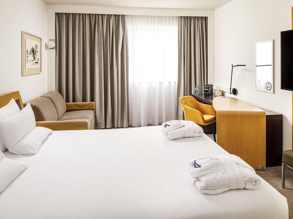 Habitación superior, 1 cama de matrimonio con sofá cama del hotel Novotel London Greenwich. Foto 6
