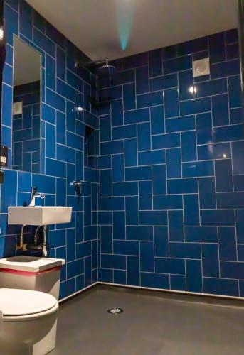 Litera en habitación compartida femenina de 9 camas del hotel Publove The Rose and Crown. Foto 2