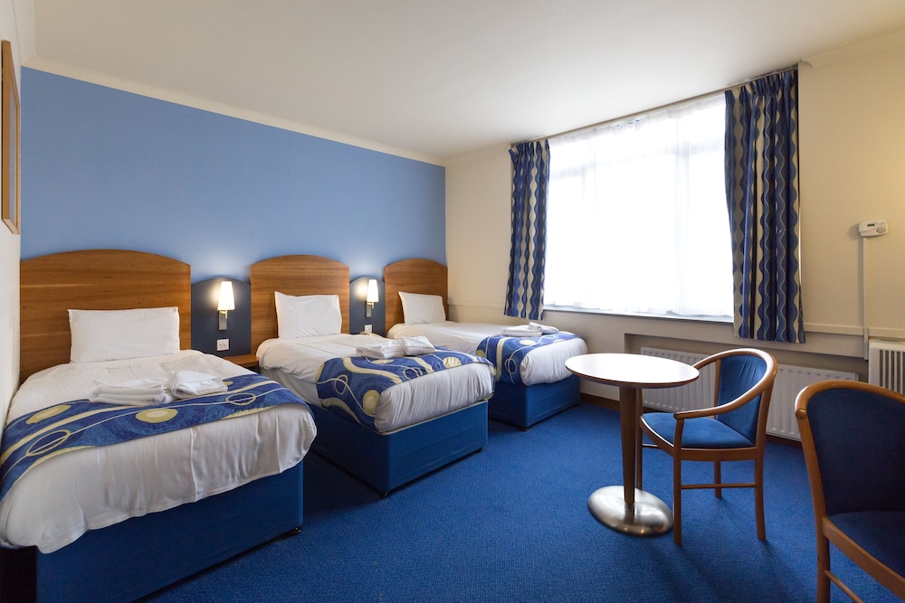 Habitación triple del hotel London Wembley International