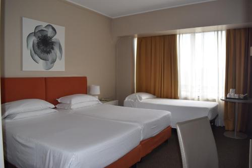 Habitación triple Superior Vista ciudad Con Vistas 3 camas individuales del hotel Hotel Blaise & Francis. Foto 1