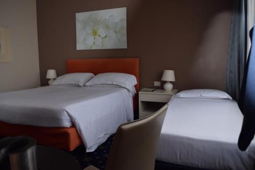 Habitación triple Vista ciudad Confort Con Vistas 3 camas individuales del hotel Hotel Blaise & Francis. Foto 1