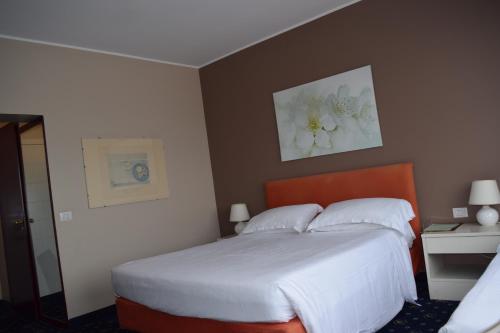 Habitación triple Vista ciudad Confort Con Vistas 3 camas individuales del hotel Hotel Blaise & Francis. Foto 2