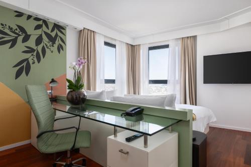 Habitación Doble Deluxe con cama extragrande y vistas a la ciudad del hotel DoubleTree by Hilton Florence Metropole. Foto 4