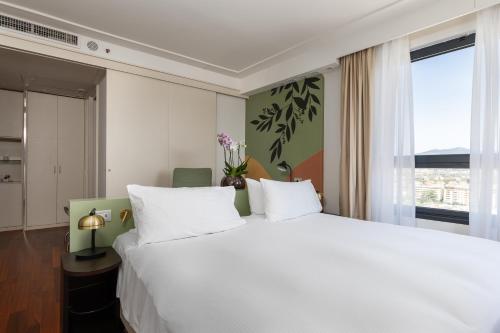 Habitación Doble Deluxe con cama extragrande y vistas a la ciudad del hotel DoubleTree by Hilton Florence Metropole. Foto 5