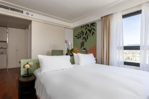 Habitación Esquinera Executive con vistas a la ciudad - Cama extragrande del hotel DoubleTree by Hilton Florence Metropole. Foto 2