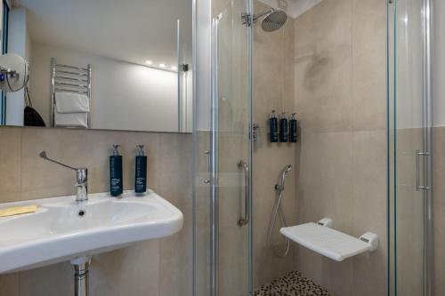 Habitación con cama extragrande - Adaptada para personas de movilidad reducida del hotel DoubleTree by Hilton Florence Metropole. Foto 1