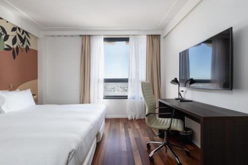 Habitación con cama extragrande - Adaptada para personas de movilidad reducida del hotel DoubleTree by Hilton Florence Metropole. Foto 6