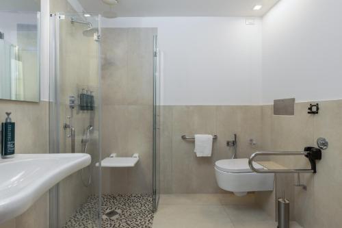 Habitación con cama extragrande - Adaptada para personas de movilidad reducida del hotel DoubleTree by Hilton Florence Metropole. Foto 7
