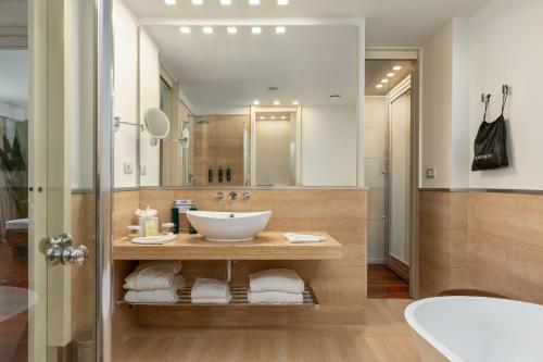 Suite Junior Familiar con cama extragrande del hotel DoubleTree by Hilton Florence Metropole. Foto 7