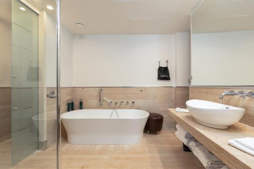 Suite Junior Familiar con cama extragrande del hotel DoubleTree by Hilton Florence Metropole. Foto 8