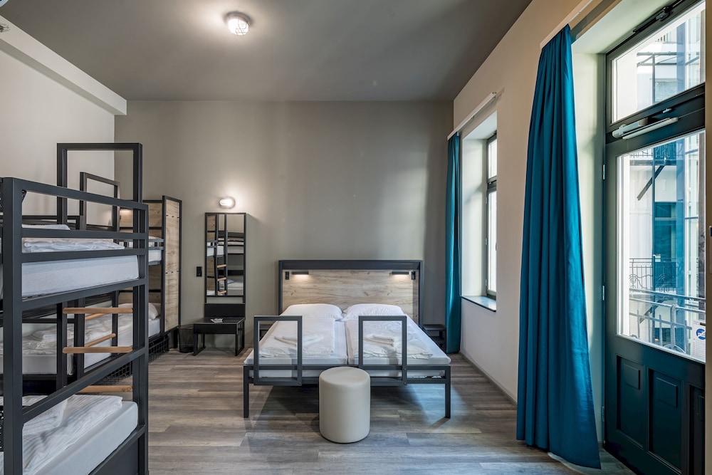 Cama en dormitorio compartido de 6 camas del hotel aando Budapest City. Foto 1