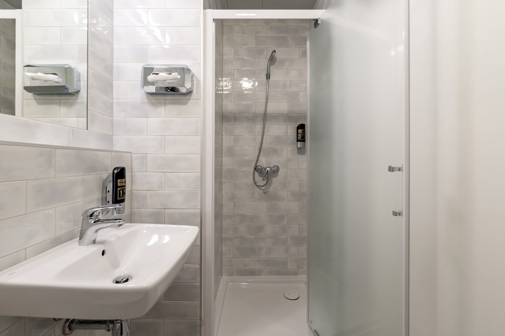 Cama en dormitorio compartido de 6 camas del hotel aando Budapest City. Foto 4