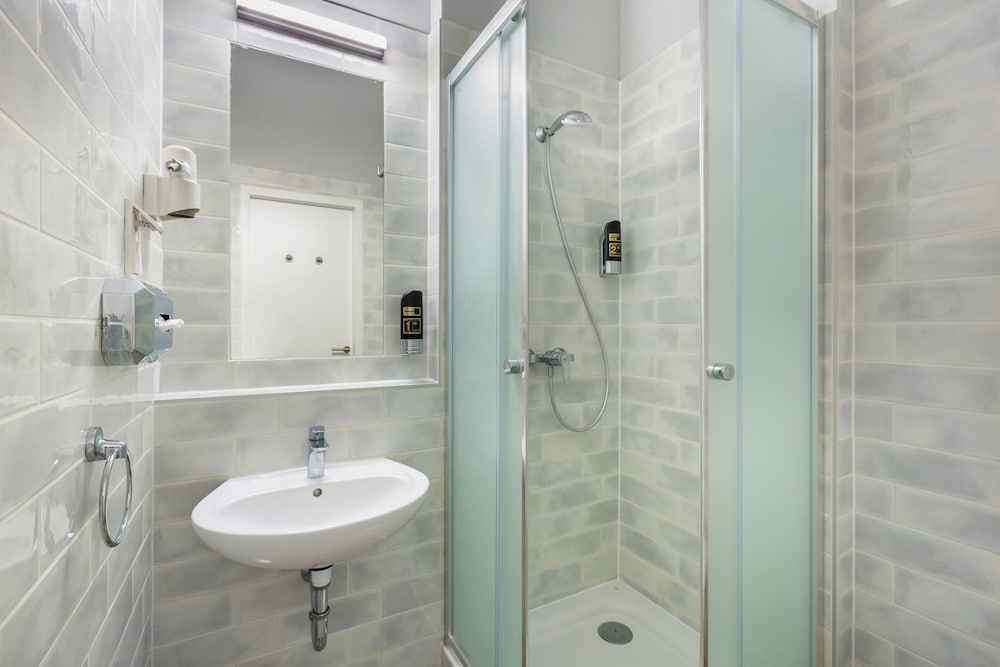 Cama en dormitorio compartido de 6 camas del hotel aando Budapest City. Foto 6