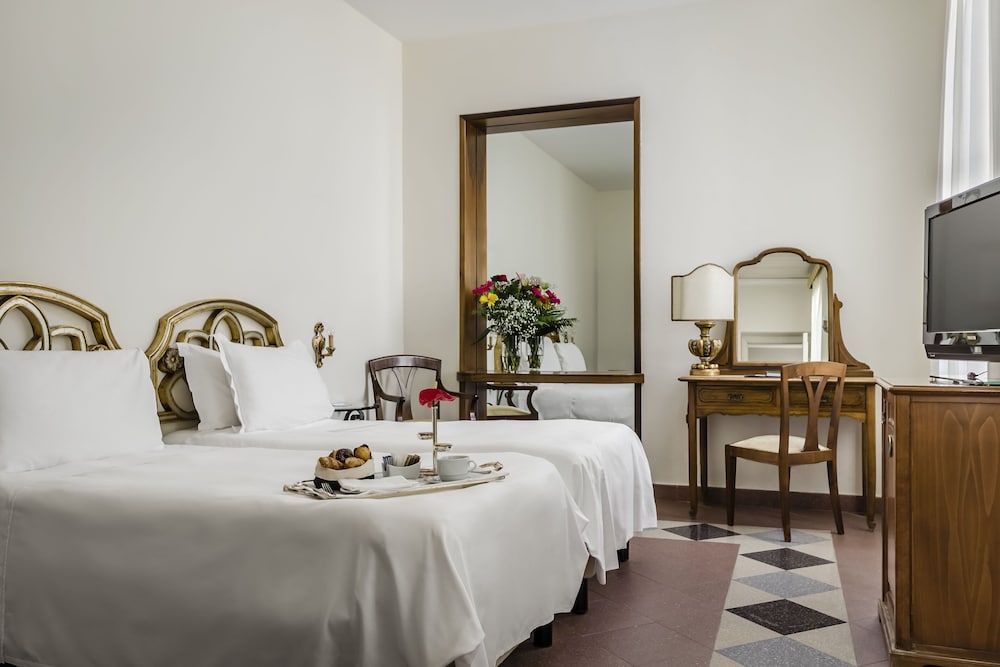 Habitación con 1 cama doble o 2 individuales del hotel Eurostars Centrale Palace. Foto 1