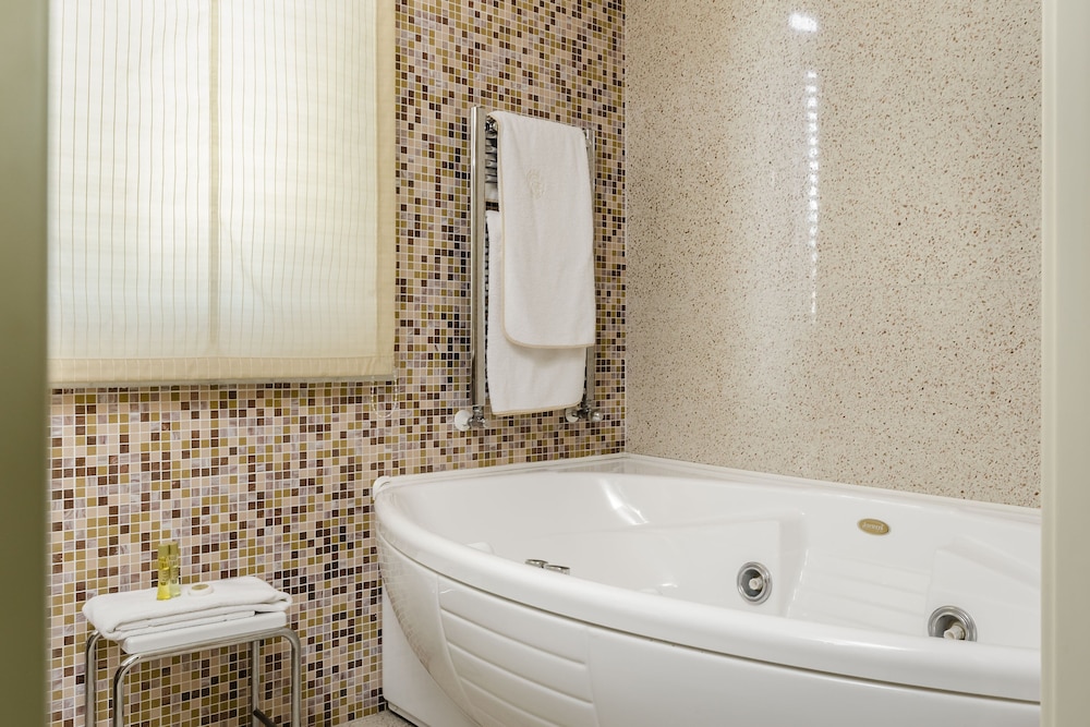 Suite presidencial, 2 camas de matrimonio del hotel Eurostars Centrale Palace. Foto 1