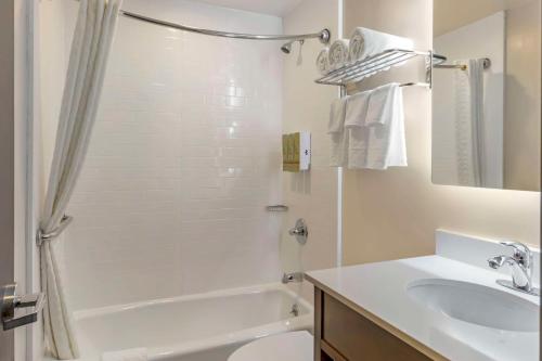 Habitación con 2 camas grandes del hotel Best Western Brooklyn-Coney Island Inn. Foto 2