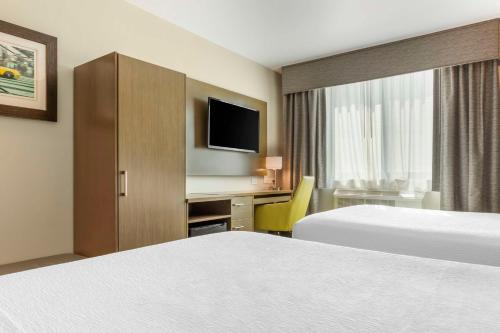 Habitación con 2 camas grandes del hotel Best Western Brooklyn-Coney Island Inn. Foto 3
