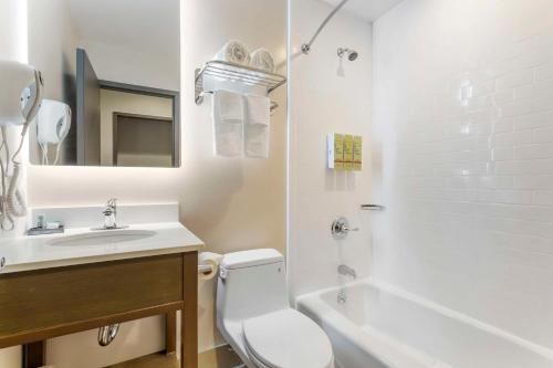 Habitación con cama extragrande. del hotel Best Western Brooklyn-Coney Island Inn. Foto 3