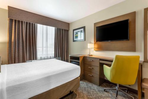 Habitación con cama grande del hotel Best Western Brooklyn-Coney Island Inn