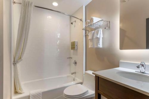 Habitación con cama grande del hotel Best Western Brooklyn-Coney Island Inn. Foto 1