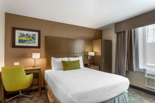 Habitación con cama grande y bañera adaptada para personas de movilidad reducida del hotel Best Western Brooklyn-Coney Island Inn. Foto 1