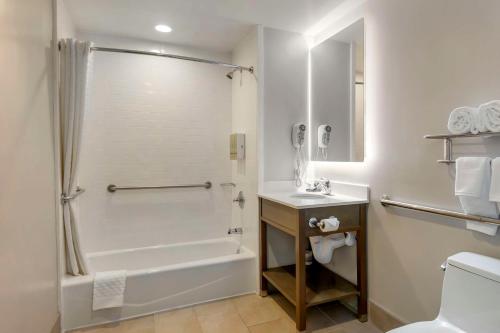 Habitación con cama grande y bañera adaptada para personas de movilidad reducida del hotel Best Western Brooklyn-Coney Island Inn. Foto 4