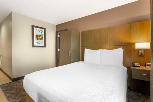 Habitación con cama grande y bañera adaptada para personas de movilidad reducida del hotel Best Western Brooklyn-Coney Island Inn. Foto 5