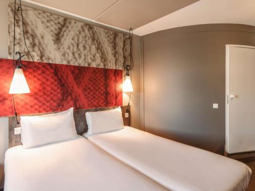 Habitación Estándar con 3 camas individuales del hotel Ibis Amsterdam City West. Foto 1