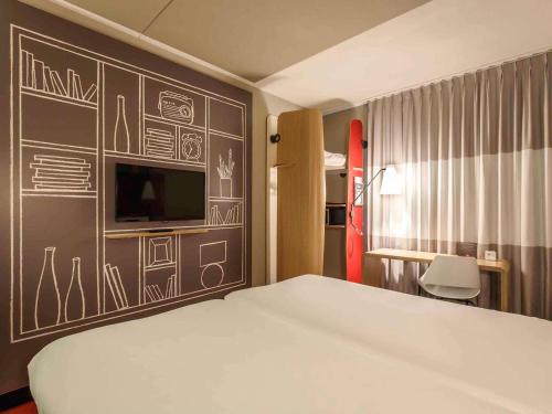 Habitación Estándar con 3 camas individuales del hotel Ibis Amsterdam City West. Foto 5