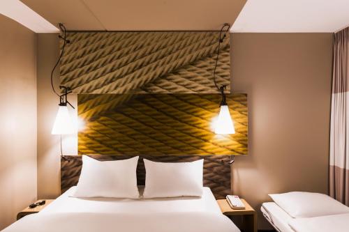 Habitación Estándar con 3 camas individuales del hotel Ibis Amsterdam City West. Foto 8