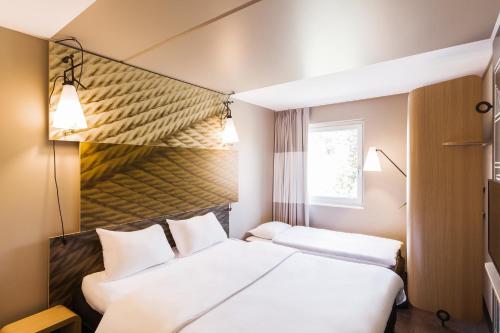 Habitación Estándar con 3 camas individuales del hotel Ibis Amsterdam City West. Foto 9