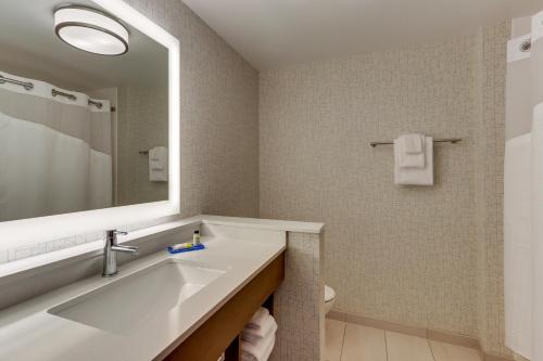 Suite con bañera adaptada para personas con movilidad reducida - No fumadores del hotel Holiday Inn Express and Suites Saugerties - Hudson Valley, an IHG. Foto 2