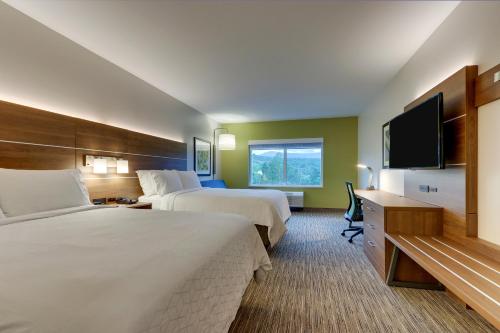 Suite Doble con 2 camas grandes y 1 sofá cama del hotel Holiday Inn Express and Suites Saugerties - Hudson Valley, an IHG