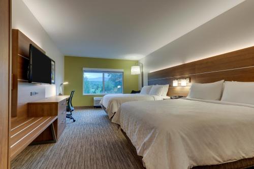 Suite Doble con 2 camas grandes y 1 sofá cama del hotel Holiday Inn Express and Suites Saugerties - Hudson Valley, an IHG. Foto 2