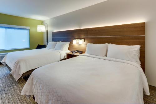 Suite Doble con 2 camas grandes y 1 sofá cama del hotel Holiday Inn Express and Suites Saugerties - Hudson Valley, an IHG. Foto 4