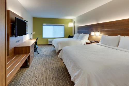 Suite Doble con 2 camas grandes y 1 sofá cama del hotel Holiday Inn Express and Suites Saugerties - Hudson Valley, an IHG. Foto 5