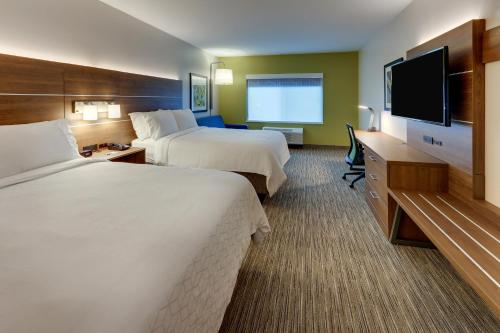 Suite Doble con 2 camas grandes y 1 sofá cama del hotel Holiday Inn Express and Suites Saugerties - Hudson Valley, an IHG. Foto 8