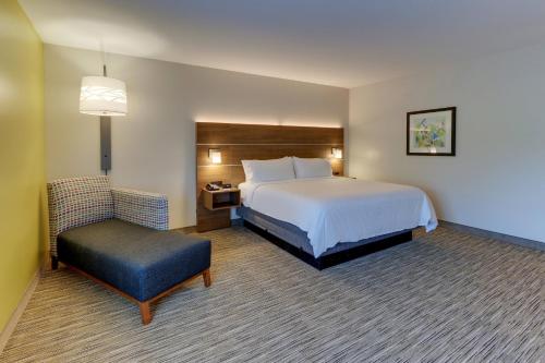 Suite con cama extragrande y sofá cama del hotel Holiday Inn Express and Suites Saugerties - Hudson Valley, an IHG. Foto 4