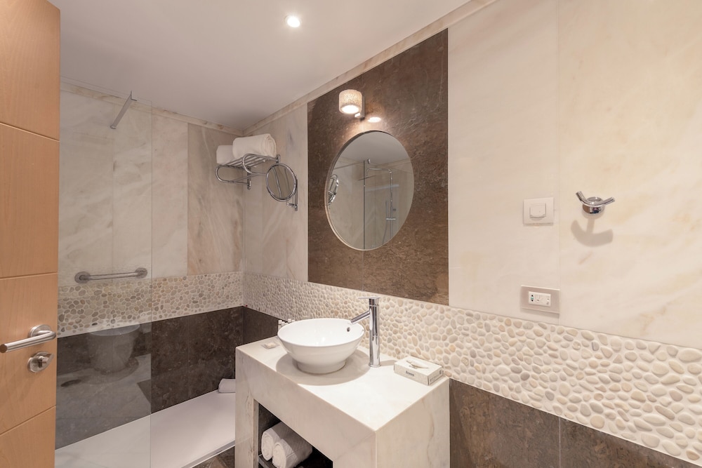 Habitación Deluxe, vistas al mar del hotel Sesimbra Oceanfront. Foto 5