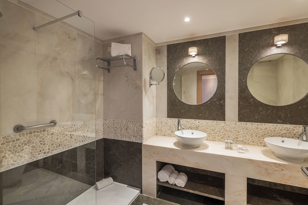 Habitación Premium Deluxe, vistas al mar del hotel Sesimbra Oceanfront. Foto 5