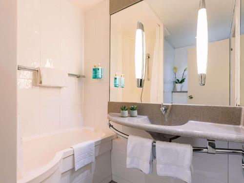 Habitación Doble Superior con sofá del hotel Novotel Venezia Mestre Castellana. Foto 5