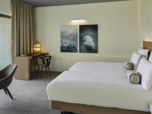 Habitación Superior con cama extragrande, terraza y vistas al bosque del hotel Le Domaine des Vanneaux Golf and Spa MGallery