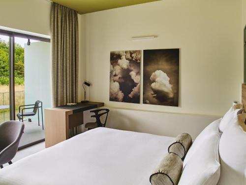 Habitación Superior con cama extragrande, terraza y vistas al bosque del hotel Le Domaine des Vanneaux Golf and Spa MGallery. Foto 4