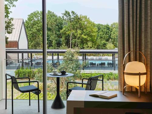 Habitación Doble Clásica con vistas al patio y cama extragrande o 2 individuales del hotel Le Domaine des Vanneaux Golf and Spa MGallery. Foto 1