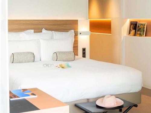 Habitación Doble Clásica con vistas al patio y cama extragrande o 2 individuales del hotel Le Domaine des Vanneaux Golf and Spa MGallery. Foto 5