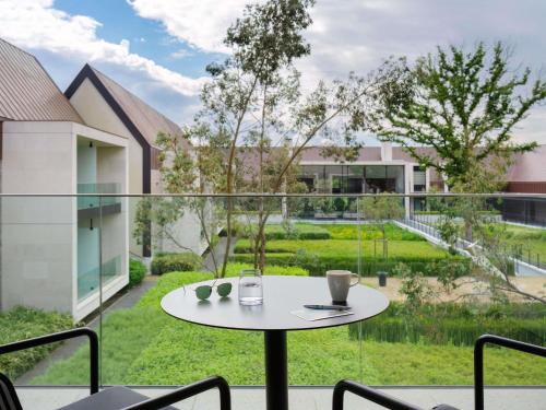 Habitación Doble Clásica con vistas al patio y cama extragrande o 2 individuales del hotel Le Domaine des Vanneaux Golf and Spa MGallery. Foto 7