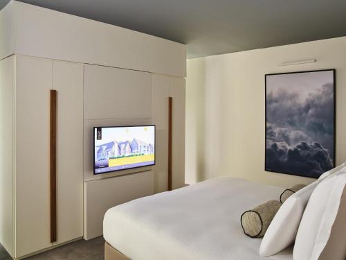 Junior King Suite with Sofa Bed, Terrace and Patio View del hotel Le Domaine des Vanneaux Golf and Spa MGallery. Foto 4