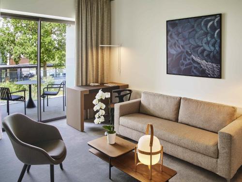 Junior King Suite with Sofa Bed, Terrace and Patio View del hotel Le Domaine des Vanneaux Golf and Spa MGallery. Foto 8