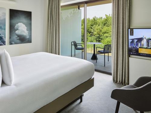 Executive Room with One King Bed or Two Single Beds and Two Terraces - Forest View del hotel Le Domaine des Vanneaux Golf and Spa MGallery. Foto 1