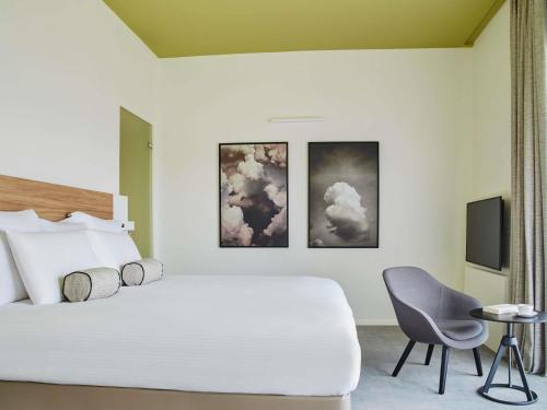 Executive Suite with One King Bed and Sofa - Forest View del hotel Le Domaine des Vanneaux Golf and Spa MGallery